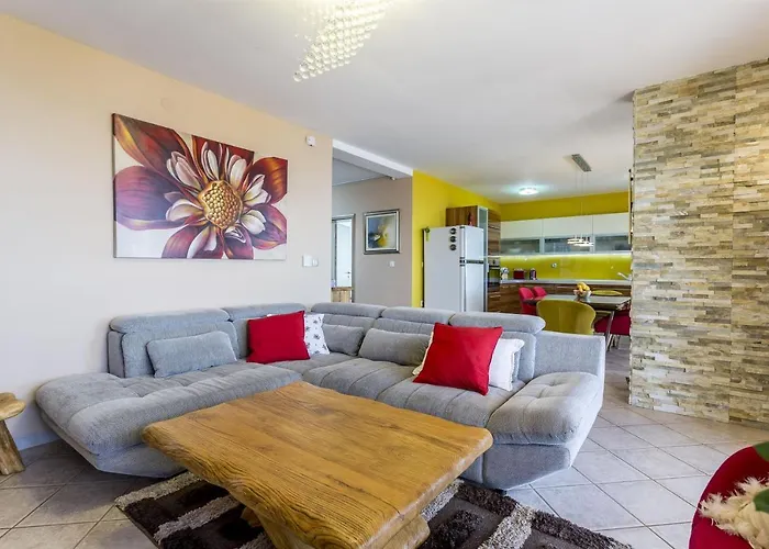 アパート Paradise View トロギール